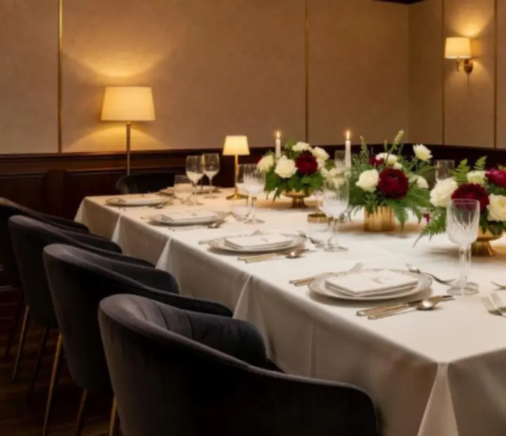 Klimatyczna prywatna sala restauracyjna przygotowana na eleganckie przyjęcie