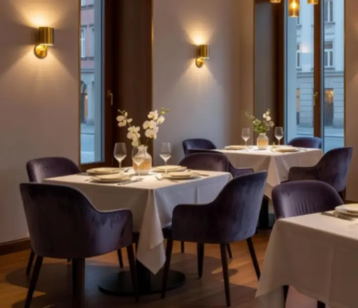 Nowoczesne wnętrze restauracji z elegancko nakrytymi stołami i nastrojowym oświetleniem.