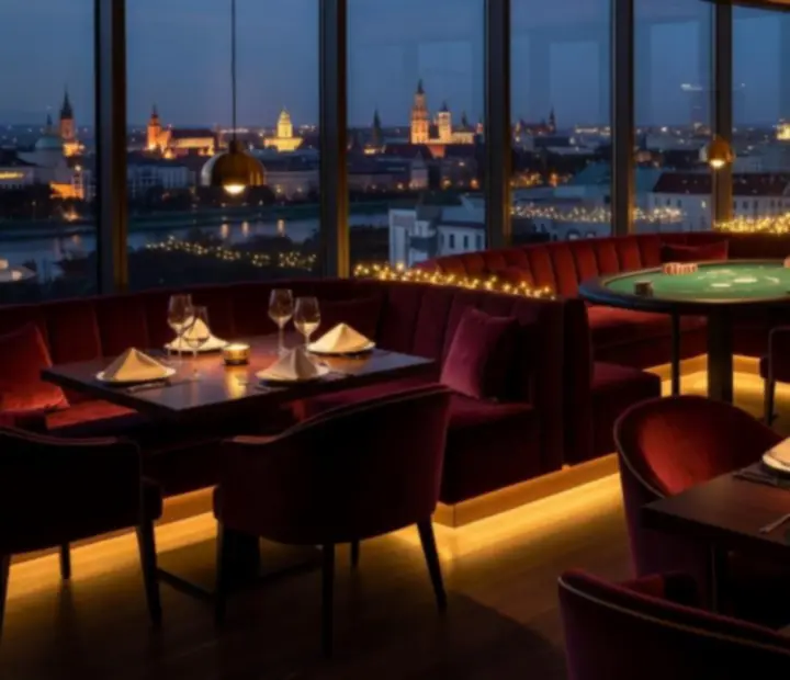 Kameralna sala restauracyjna z designerskimi fotelami i eleganckim oświetleniem nad stołami.