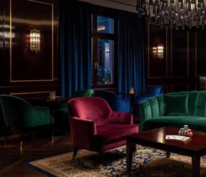 Prywatna sala VIP z eleganckim stołem i nastrojowym oświetleniem.